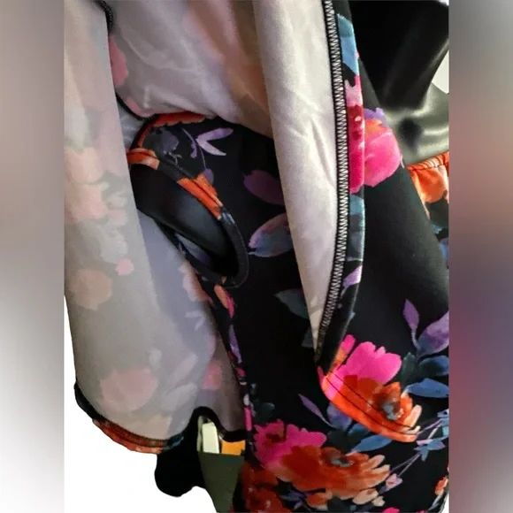 CLUB L London Colorful Floral Bodycon Dress - Picture 4 of 6